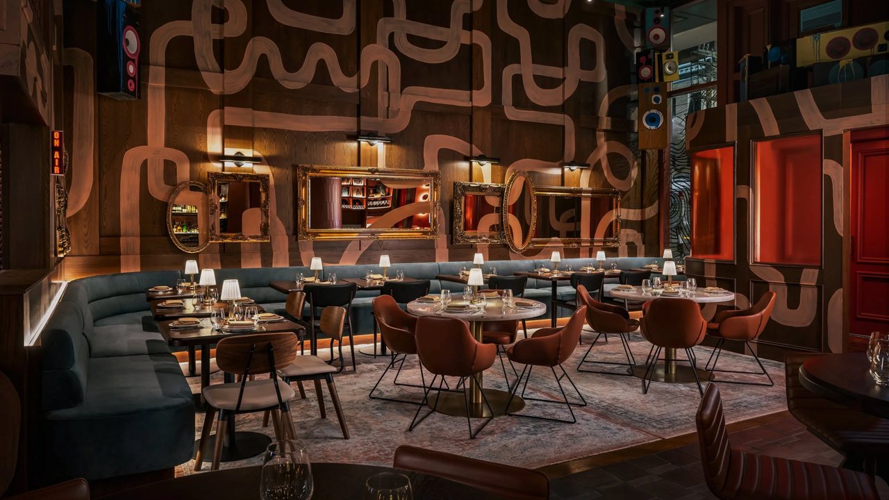 Gazel Arm Wire + Esedra Soft Dining | Vinny Vinyl Bar - Toronto, CA